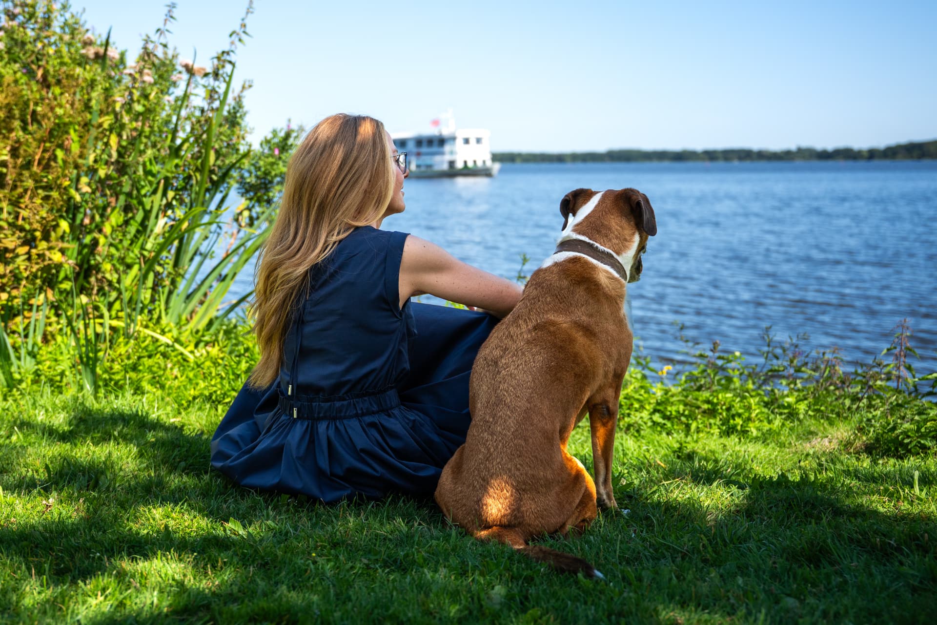 Stephanie Neiß mit Hund am Wasser in Bad Zwischenahn