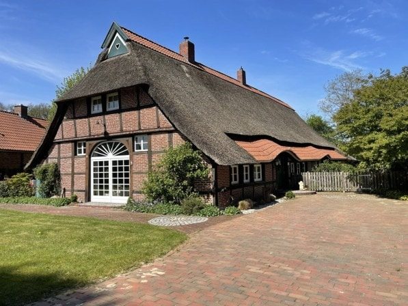 Ein außergewöhnliches Zuhause unter Reet - historische Architektur, stilvoll neu interpretiert